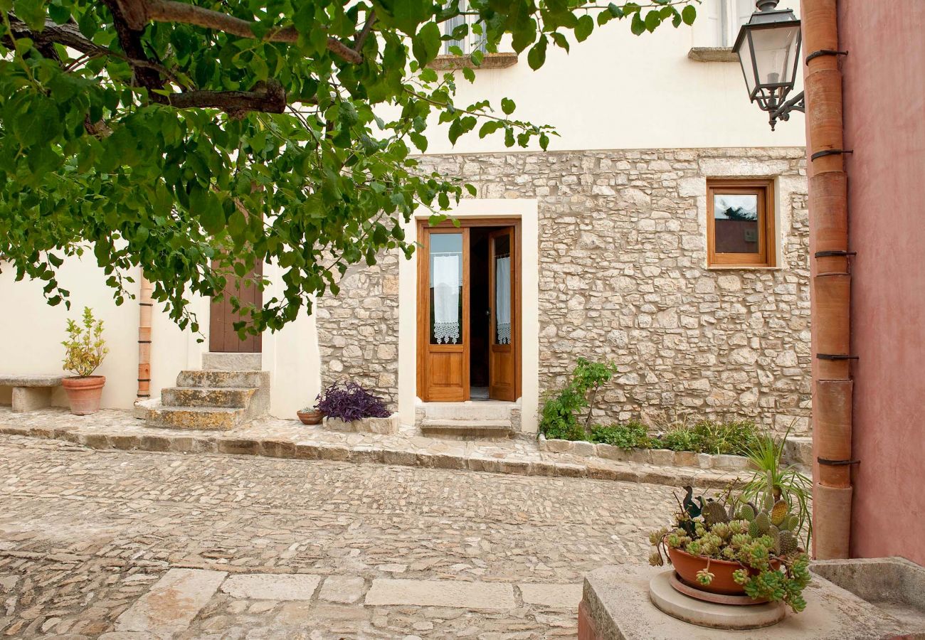 Casa a Buseto Palizzolo - Casa di charme in un baglio con piscina - Titi