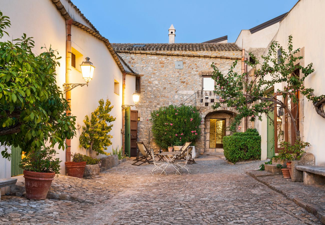 Casa a Buseto Palizzolo - Casa di charme in un baglio con piscina - Titi