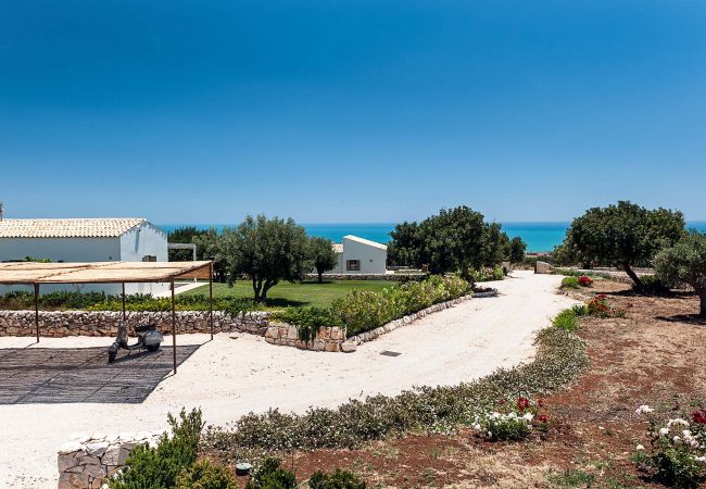 Villa a Scicli - Villa con terrazza e giardino privati. Piscina in comune. Scicli, Sicilia - Carrubi