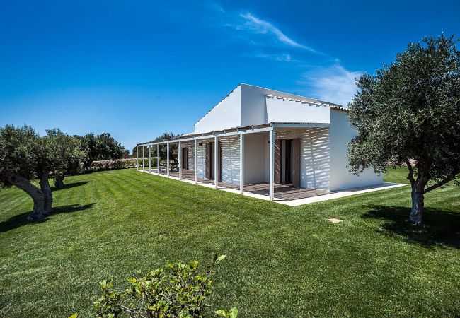 Villa a Scicli - Villa con terrazza e giardino privato. Piscina in comune. Scicli, Sicilia - Gelsi