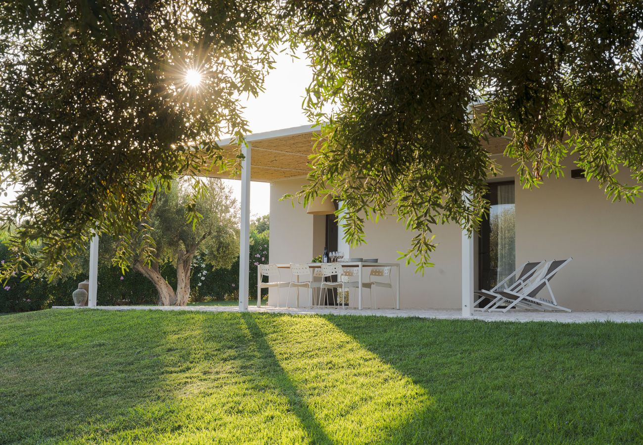 Villa a Scicli - Villa con terrazza e giardino privato. Piscina in comune. Scicli, Sicilia - Gelsi