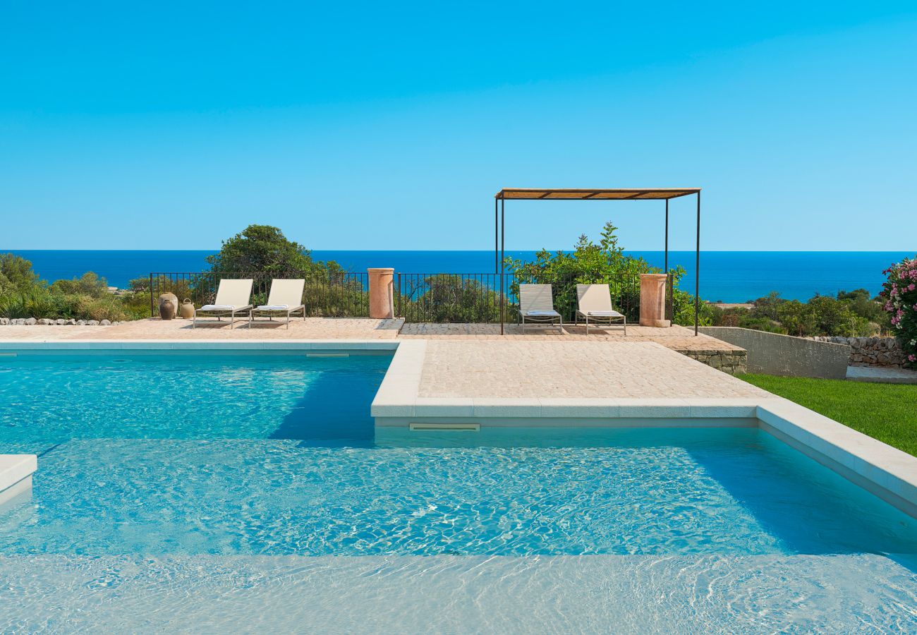 Villa a Scicli - Villa con terrazza e giardino privato. Piscina in comune. Scicli, Sicilia - Gelsi