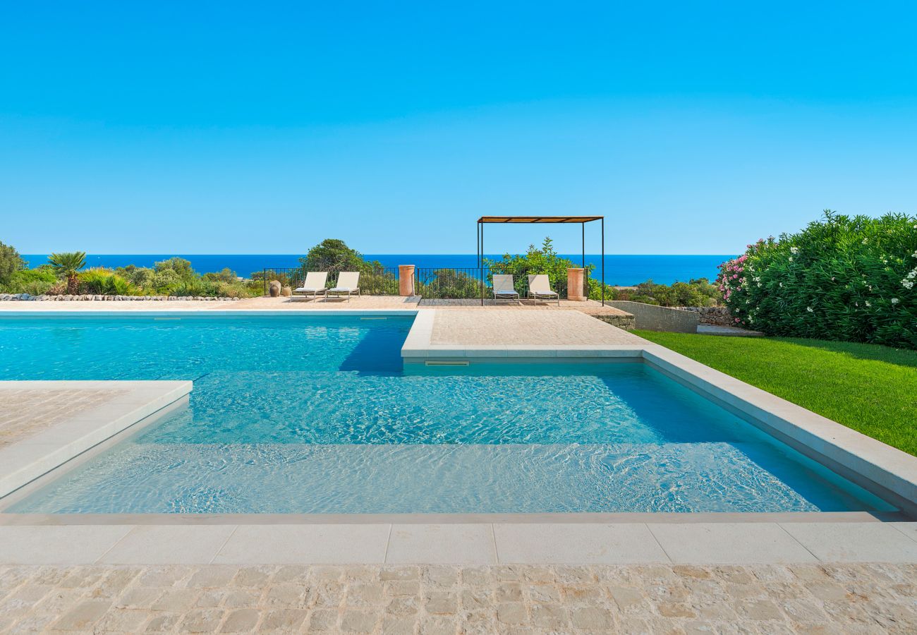 Villa a Scicli - Villa con terrazza e giardino privato. Piscina in comune. Scicli, Sicilia - Gelsi