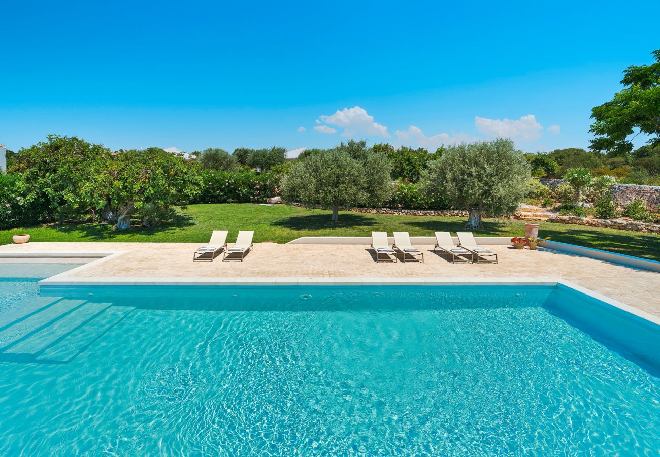 Villa a Scicli - Villa con terrazza e giardino privato. Piscina in comune. Scicli, Sicilia - Gelsi