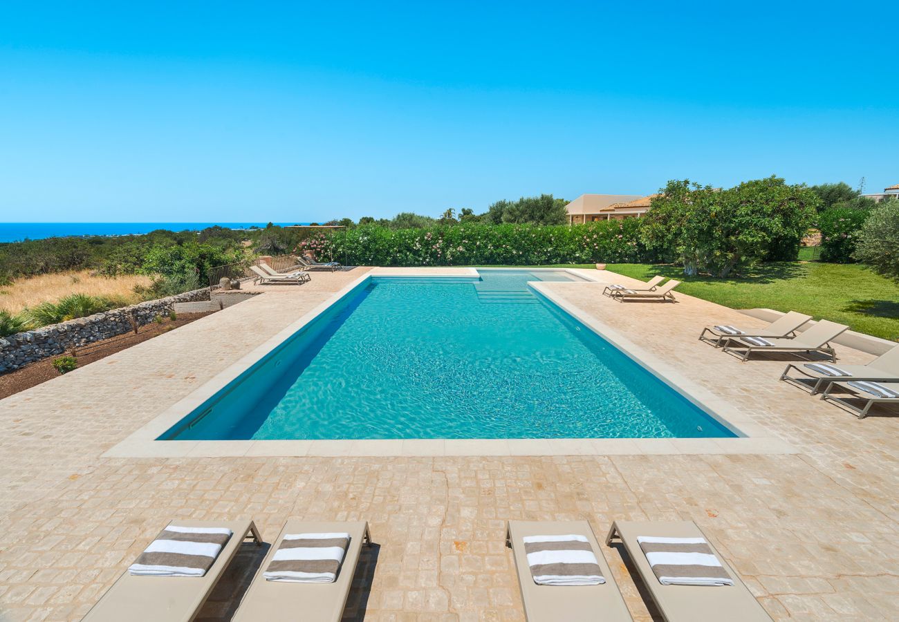 Villa a Scicli - Villa con terrazza e giardino privato. Piscina in comune. Scicli, Sicilia - Gelsi