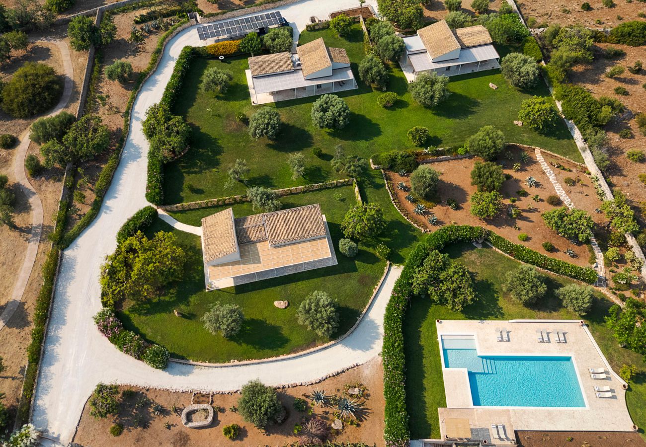 Villa a Scicli - Villa con terrazza e giardino privato. Piscina in comune. Scicli, Sicilia - Gelsi