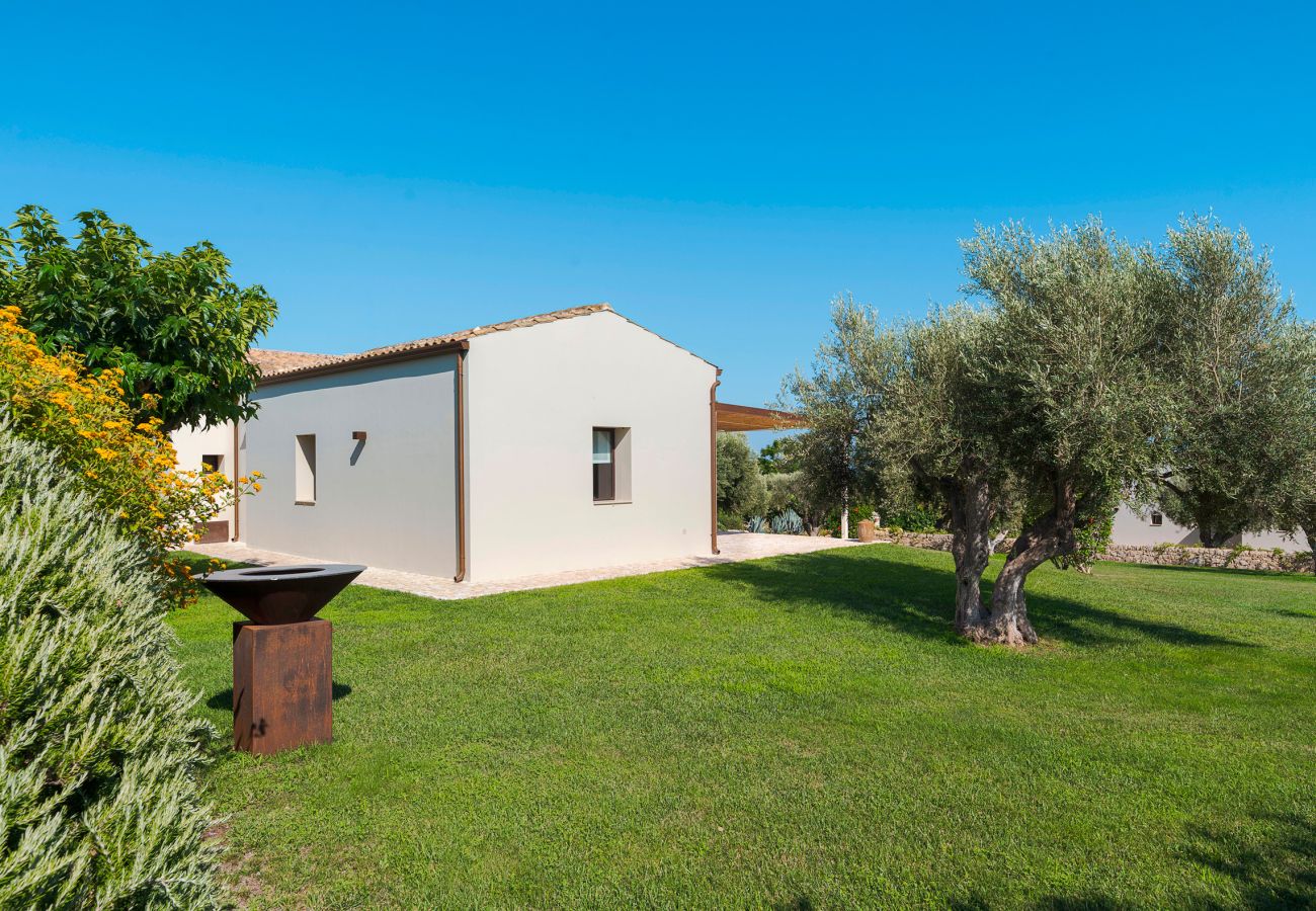 Villa a Scicli - Villa con terrazza e giardino privato. Piscina in comune. Scicli, Sicilia - Gelsi