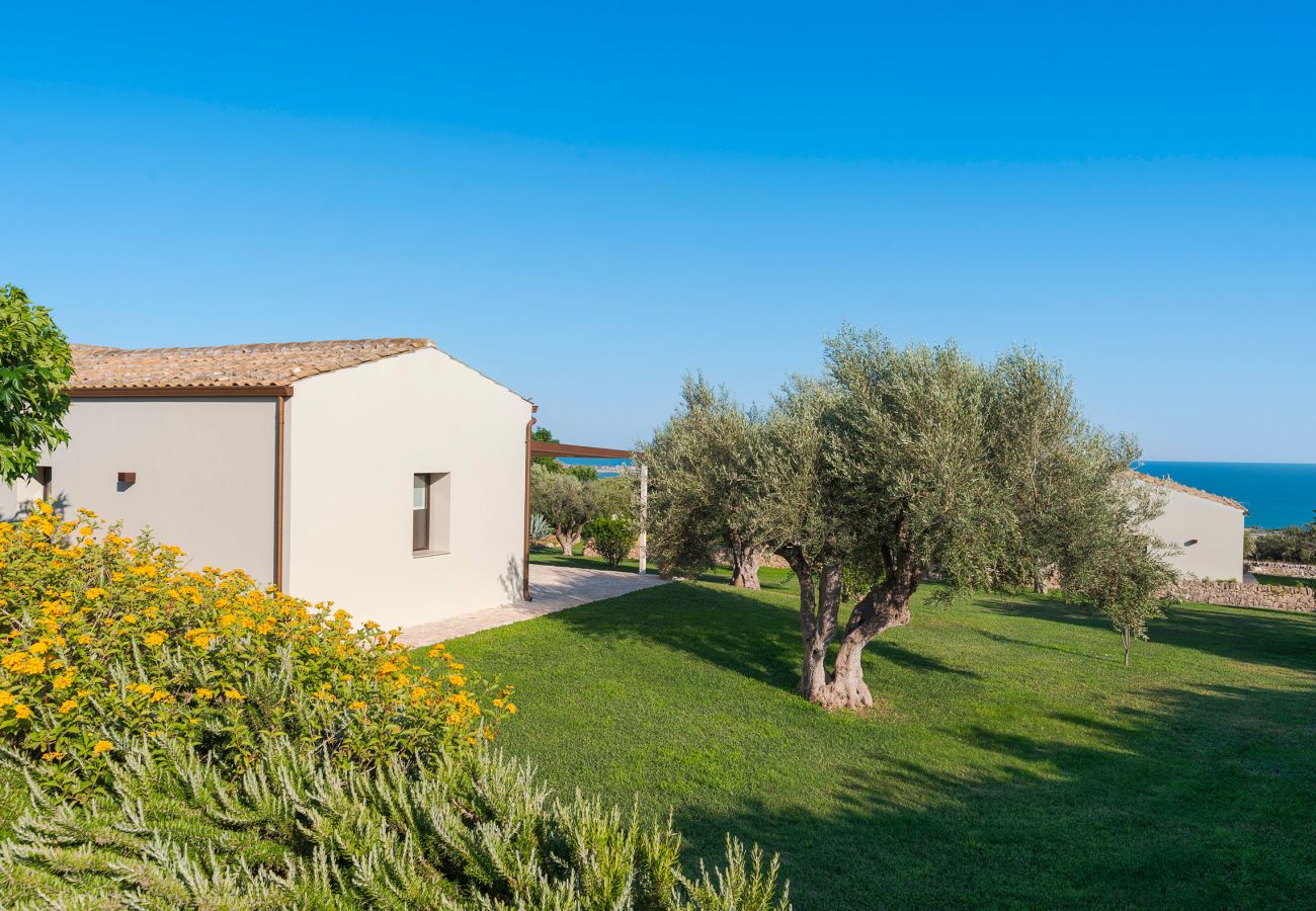 Villa a Scicli - Villa con terrazza e giardino privato. Piscina in comune. Scicli, Sicilia - Gelsi