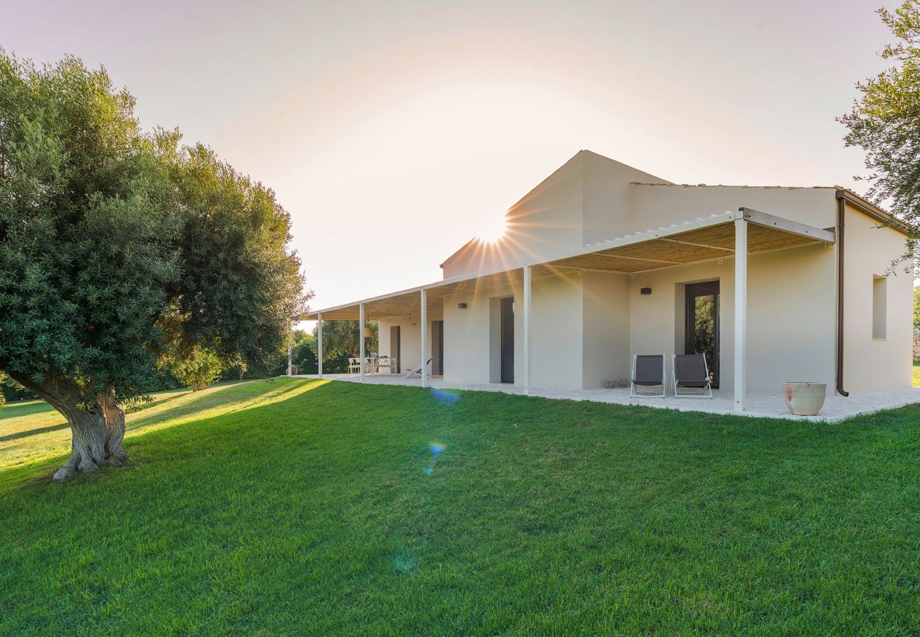 Villa a Scicli - Villa con terrazza e giardino privato. Piscina in comune. Scicli, Sicilia - Gelsi