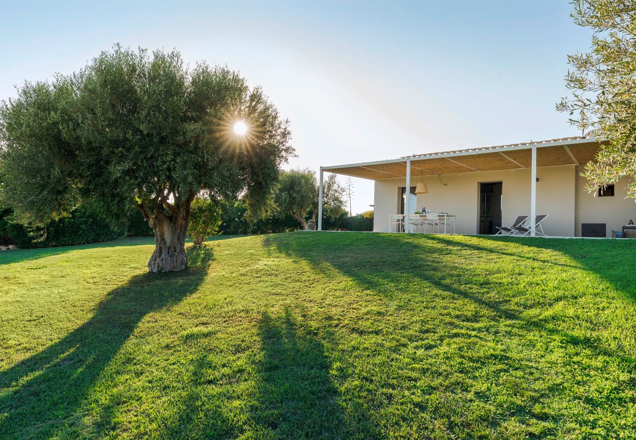 Villa a Scicli - Villa con terrazza e giardino privato. Piscina in comune. Scicli, Sicilia - Gelsi