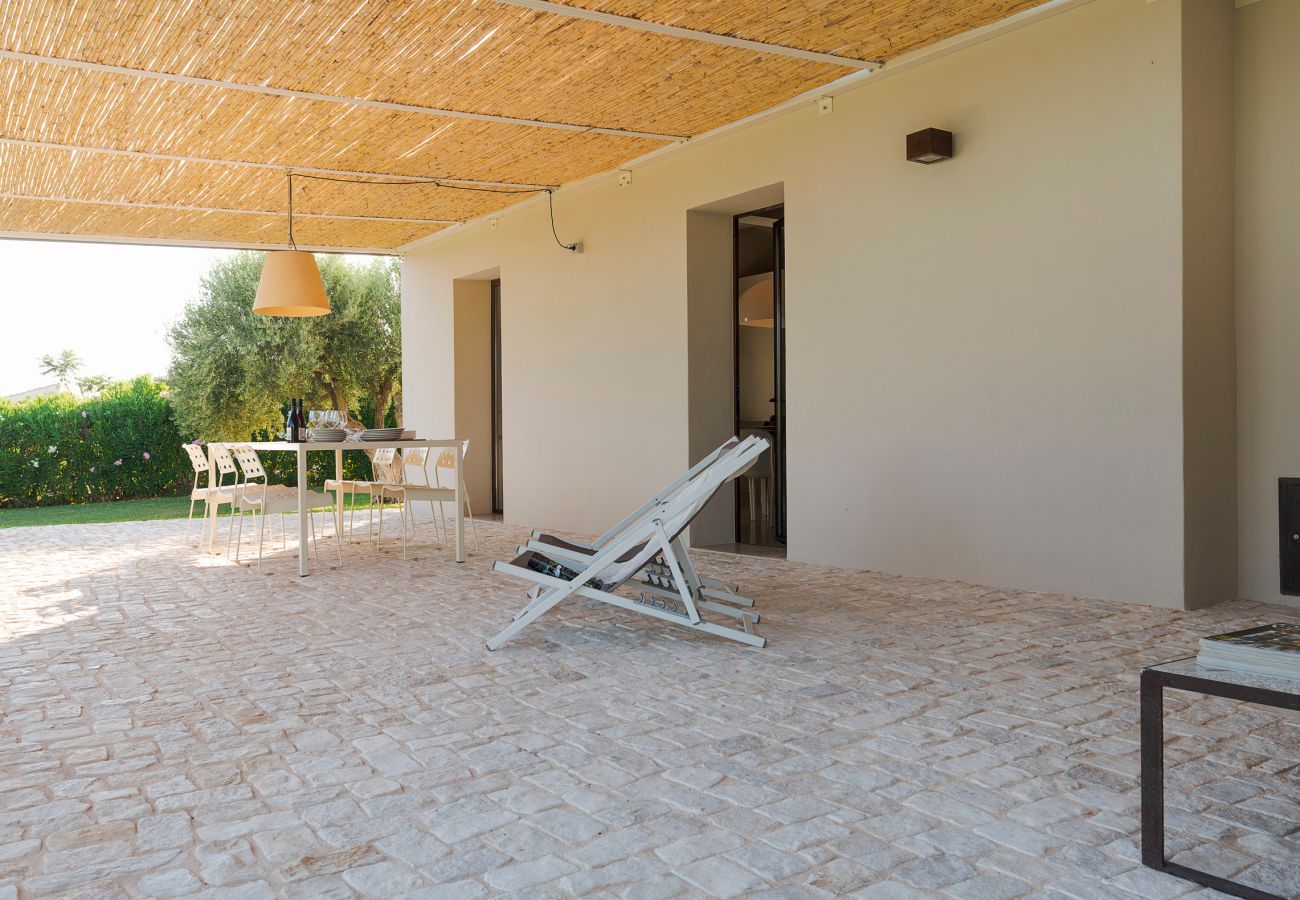 Villa a Scicli - Villa con terrazza e giardino privato. Piscina in comune. Scicli, Sicilia - Gelsi