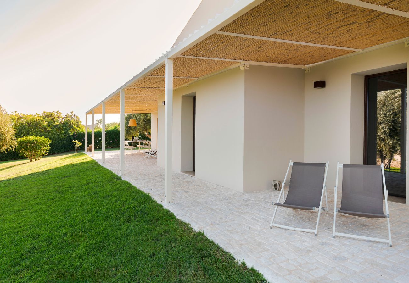 Villa a Scicli - Villa con terrazza e giardino privato. Piscina in comune. Scicli, Sicilia - Gelsi