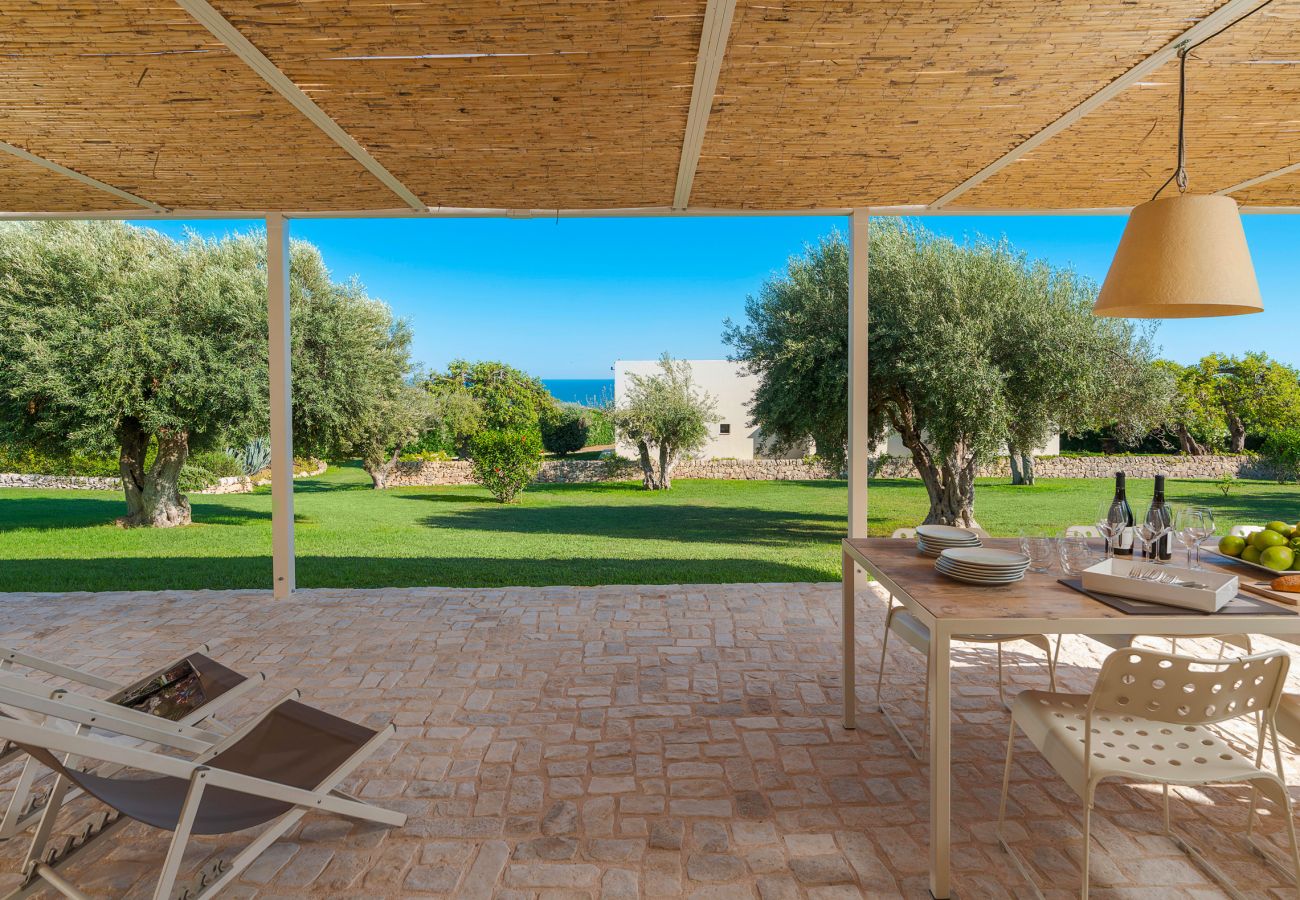 Villa a Scicli - Villa con terrazza e giardino privato. Piscina in comune. Scicli, Sicilia - Gelsi