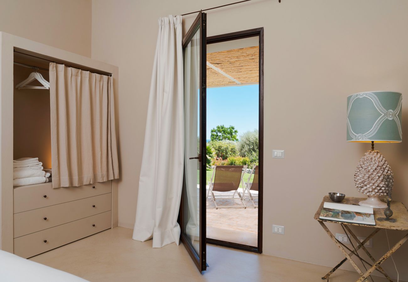 Villa a Scicli - Villa con terrazza e giardino privato. Piscina in comune. Scicli, Sicilia - Gelsi