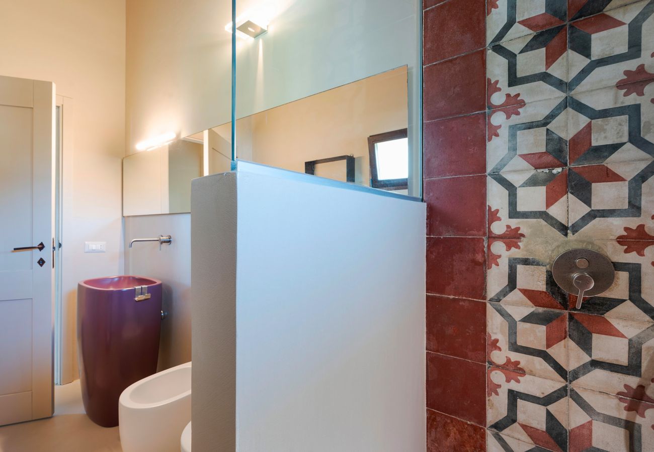 Villa a Scicli - Villa con terrazza e giardino privato. Piscina in comune. Scicli, Sicilia - Gelsi