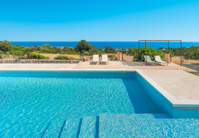 Villa a Scicli - Villa con terrazza e giardino privato. Piscina in comune. Scicli, Sicilia - Ulivi