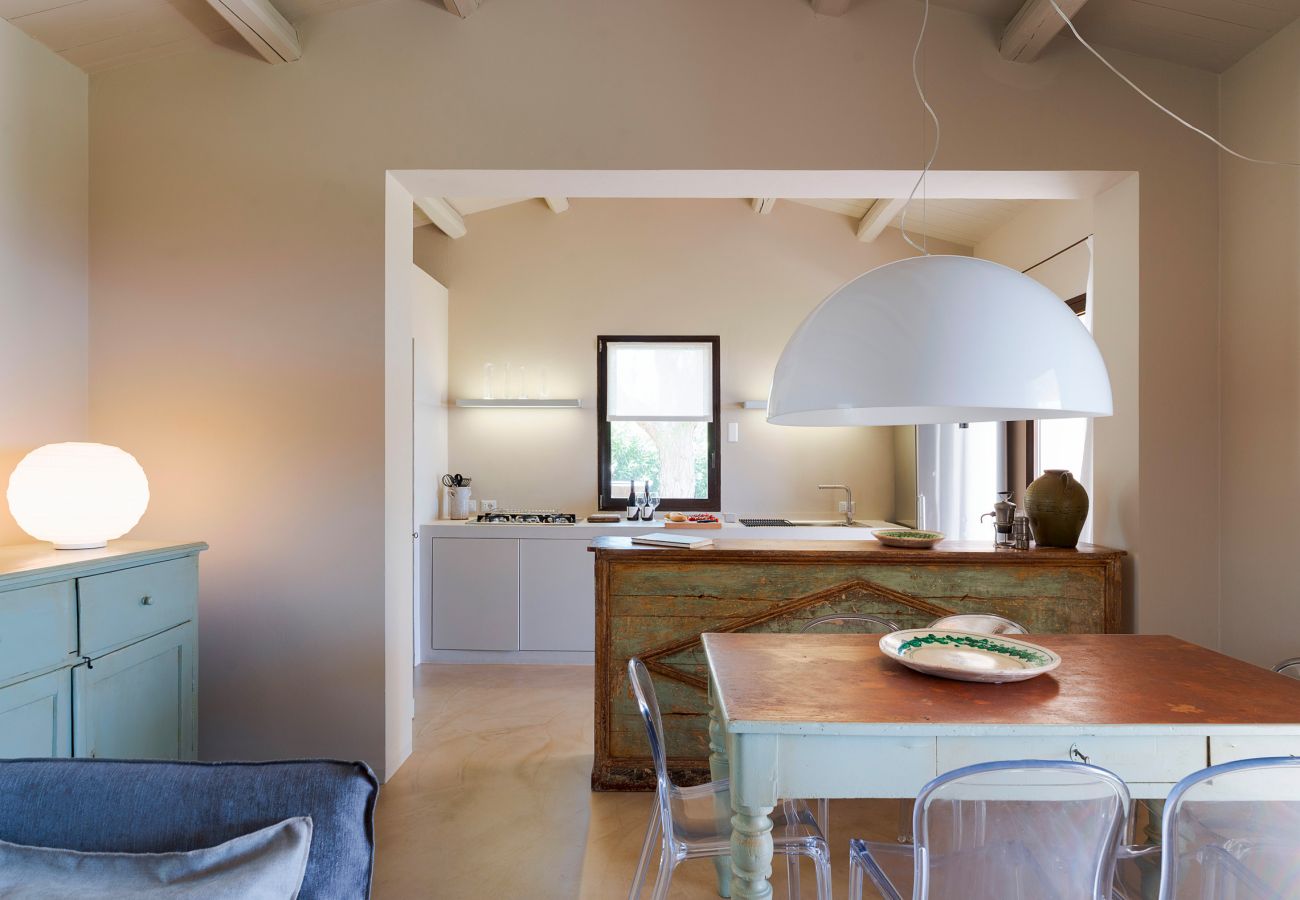 Villa a Scicli - Villa con terrazza e giardino privato. Piscina in comune. Scicli, Sicilia - Ulivi