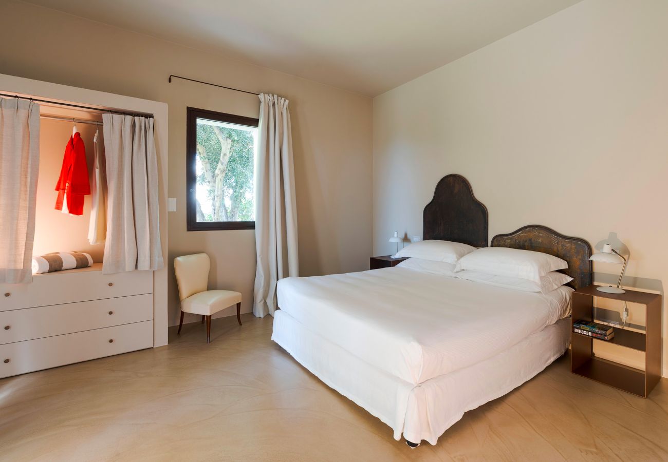 Villa a Scicli - Villa con terrazza e giardino privato. Piscina in comune. Scicli, Sicilia - Ulivi