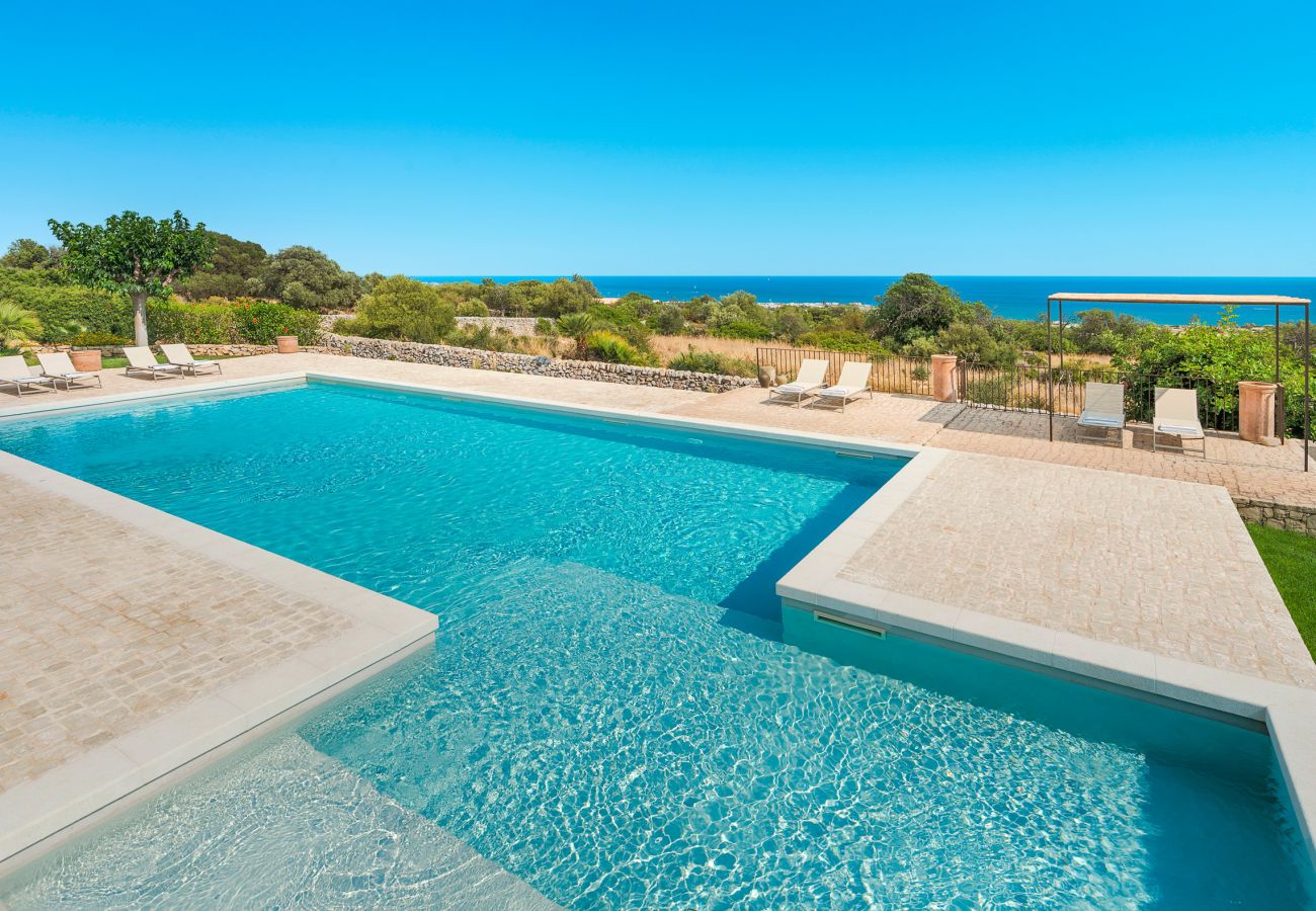 Villa a Scicli - Villa con terrazza e giardino privato. Piscina in comune. Scicli, Sicilia - Ulivi