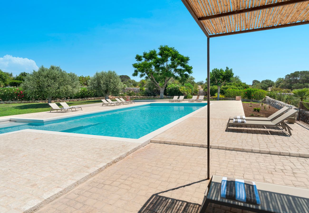 Villa a Scicli - Villa con terrazza e giardino privato. Piscina in comune. Scicli, Sicilia - Ulivi