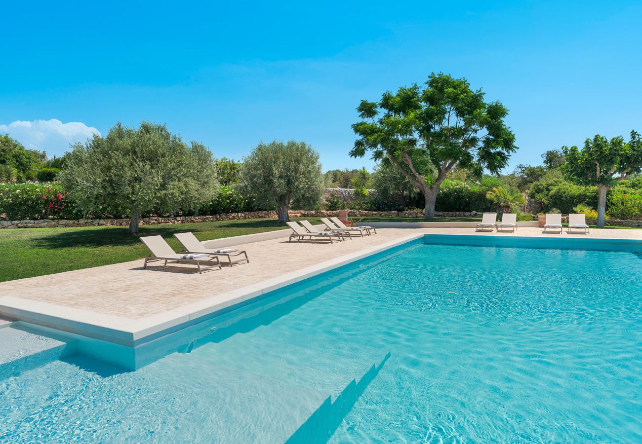 Villa a Scicli - Villa con terrazza e giardino privato. Piscina in comune. Scicli, Sicilia - Ulivi