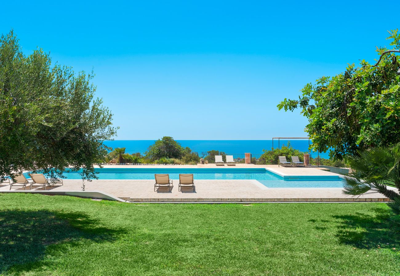 Villa a Scicli - Villa con terrazza e giardino privato. Piscina in comune. Scicli, Sicilia - Ulivi