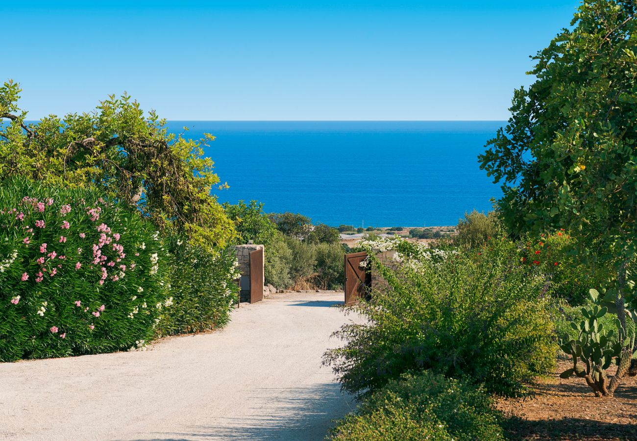 Villa a Scicli - Villa con terrazza e giardino privato. Piscina in comune. Scicli, Sicilia - Ulivi