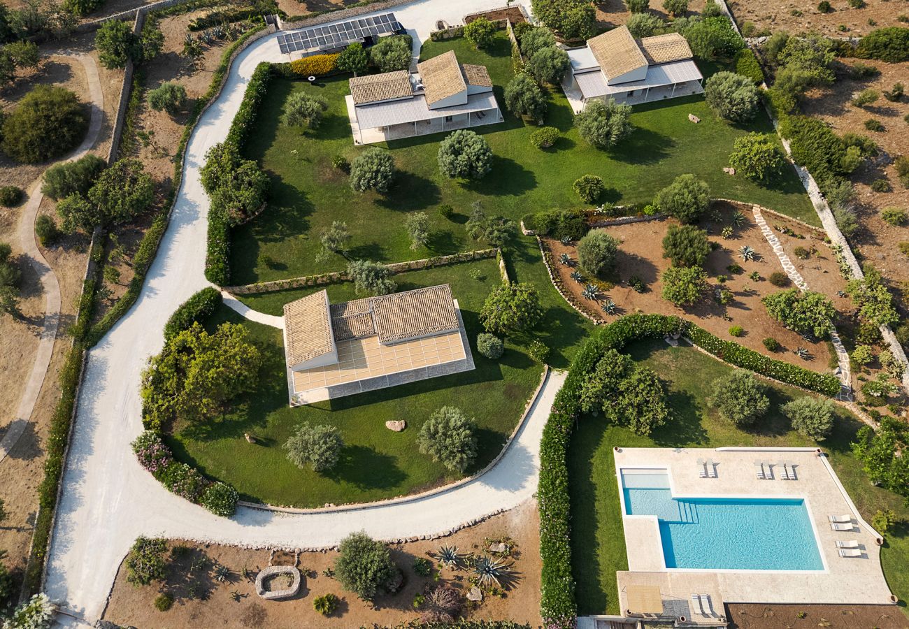 Villa a Scicli - Villa con terrazza e giardino privato. Piscina in comune. Scicli, Sicilia - Ulivi