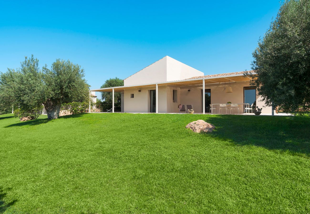 Villa a Scicli - Villa con terrazza e giardino privato. Piscina in comune. Scicli, Sicilia - Ulivi