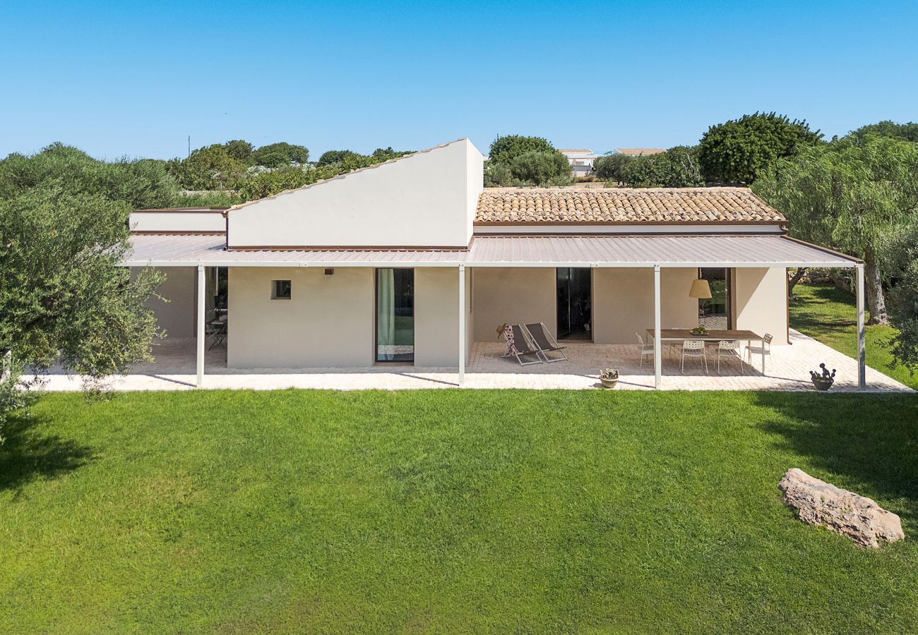 Villa a Scicli - Villa con terrazza e giardino privato. Piscina in comune. Scicli, Sicilia - Ulivi