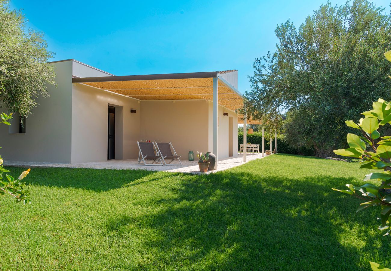 Villa a Scicli - Villa con terrazza e giardino privato. Piscina in comune. Scicli, Sicilia - Ulivi
