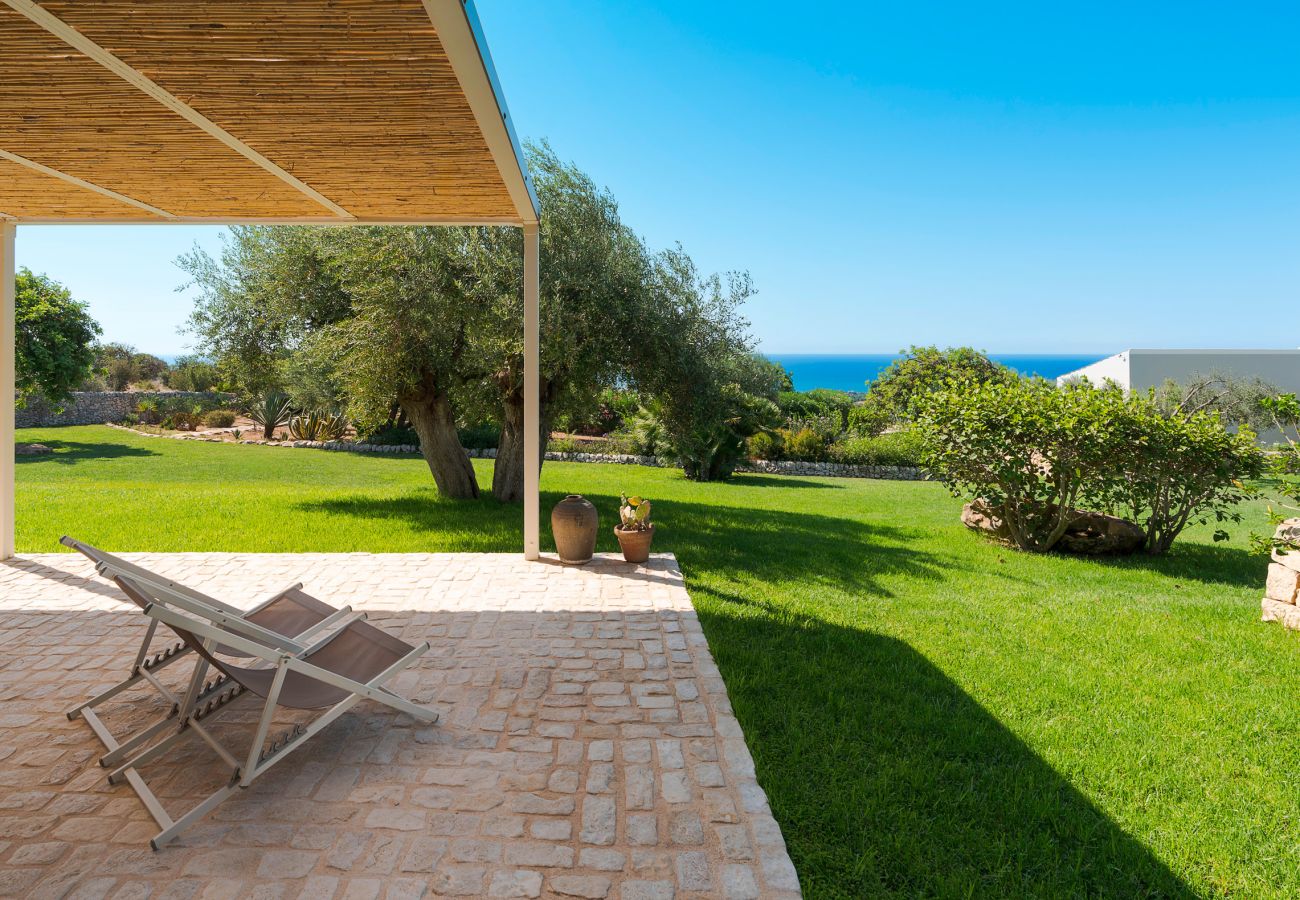 Villa a Scicli - Villa con terrazza e giardino privato. Piscina in comune. Scicli, Sicilia - Ulivi