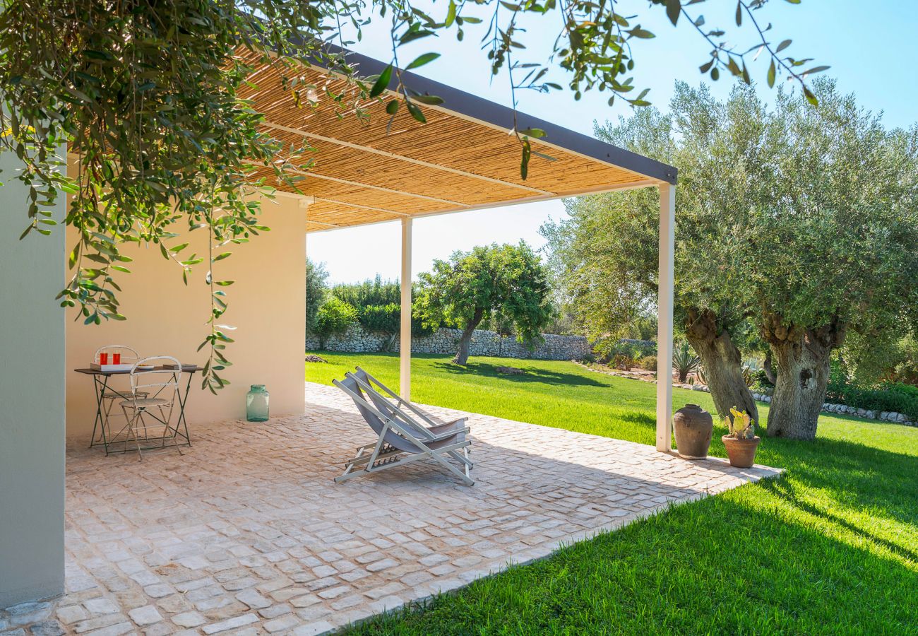 Villa a Scicli - Villa con terrazza e giardino privato. Piscina in comune. Scicli, Sicilia - Ulivi