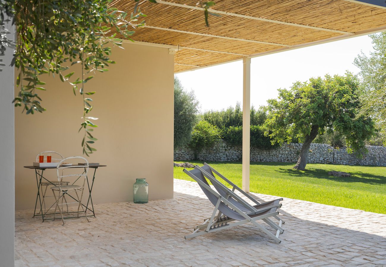 Villa a Scicli - Villa con terrazza e giardino privato. Piscina in comune. Scicli, Sicilia - Ulivi