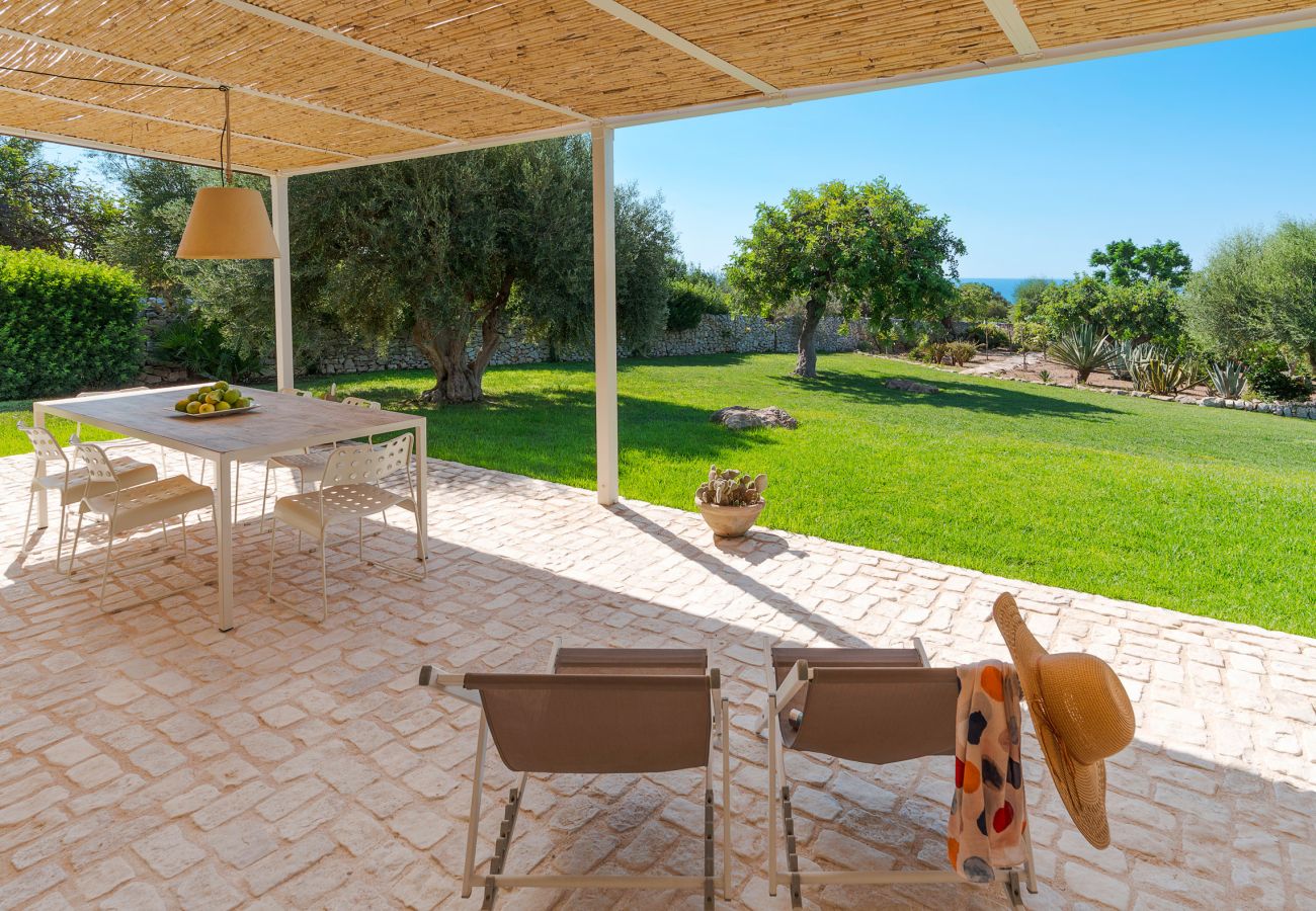 Villa a Scicli - Villa con terrazza e giardino privato. Piscina in comune. Scicli, Sicilia - Ulivi
