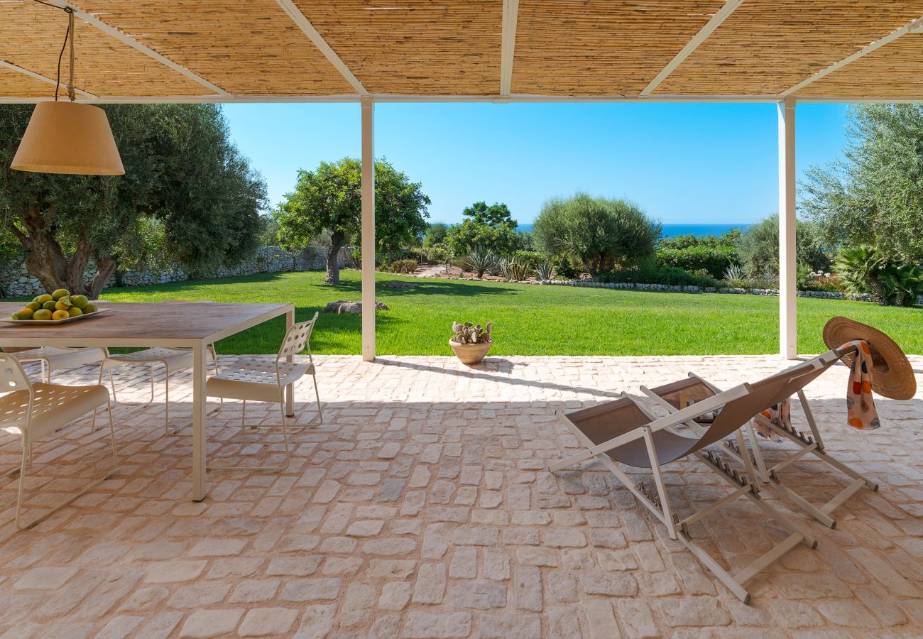 Villa a Scicli - Villa con terrazza e giardino privato. Piscina in comune. Scicli, Sicilia - Ulivi