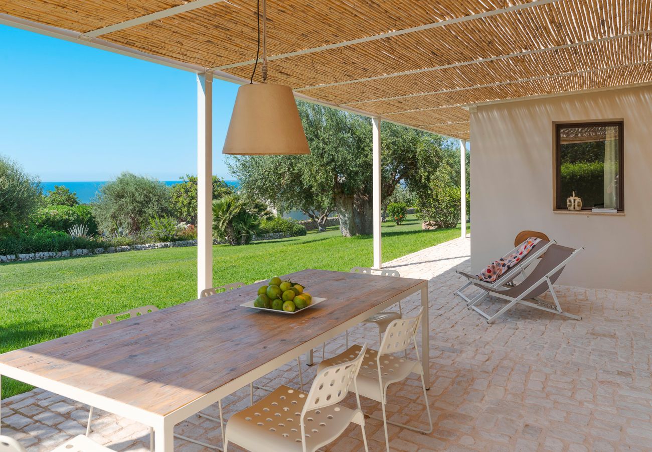 Villa a Scicli - Villa con terrazza e giardino privato. Piscina in comune. Scicli, Sicilia - Ulivi