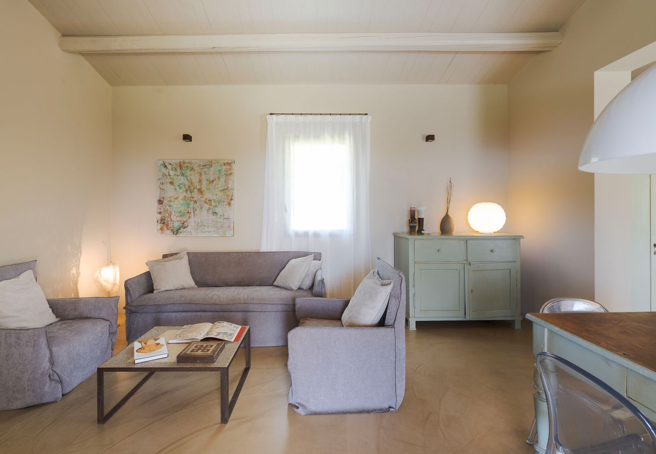 Villa a Scicli - Villa con terrazza e giardino privato. Piscina in comune. Scicli, Sicilia - Ulivi