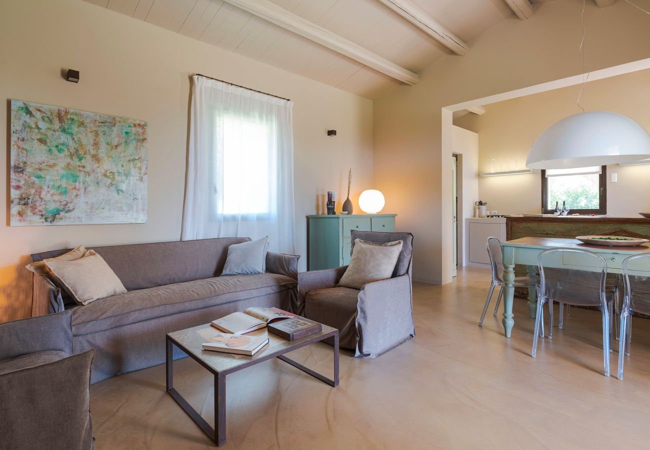 Villa a Scicli - Villa con terrazza e giardino privato. Piscina in comune. Scicli, Sicilia - Ulivi