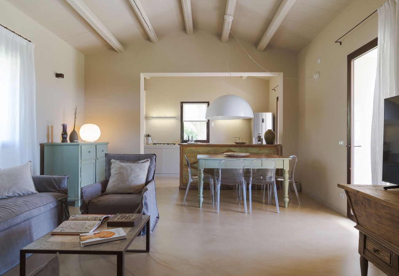 Villa a Scicli - Villa con terrazza e giardino privato. Piscina in comune. Scicli, Sicilia - Ulivi