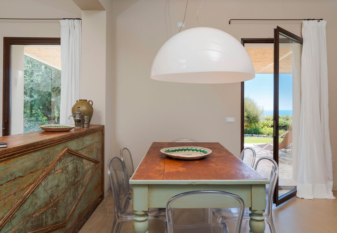 Villa a Scicli - Villa con terrazza e giardino privato. Piscina in comune. Scicli, Sicilia - Ulivi