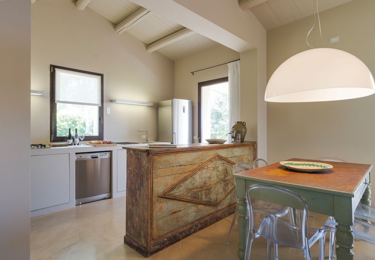 Villa a Scicli - Villa con terrazza e giardino privato. Piscina in comune. Scicli, Sicilia - Ulivi