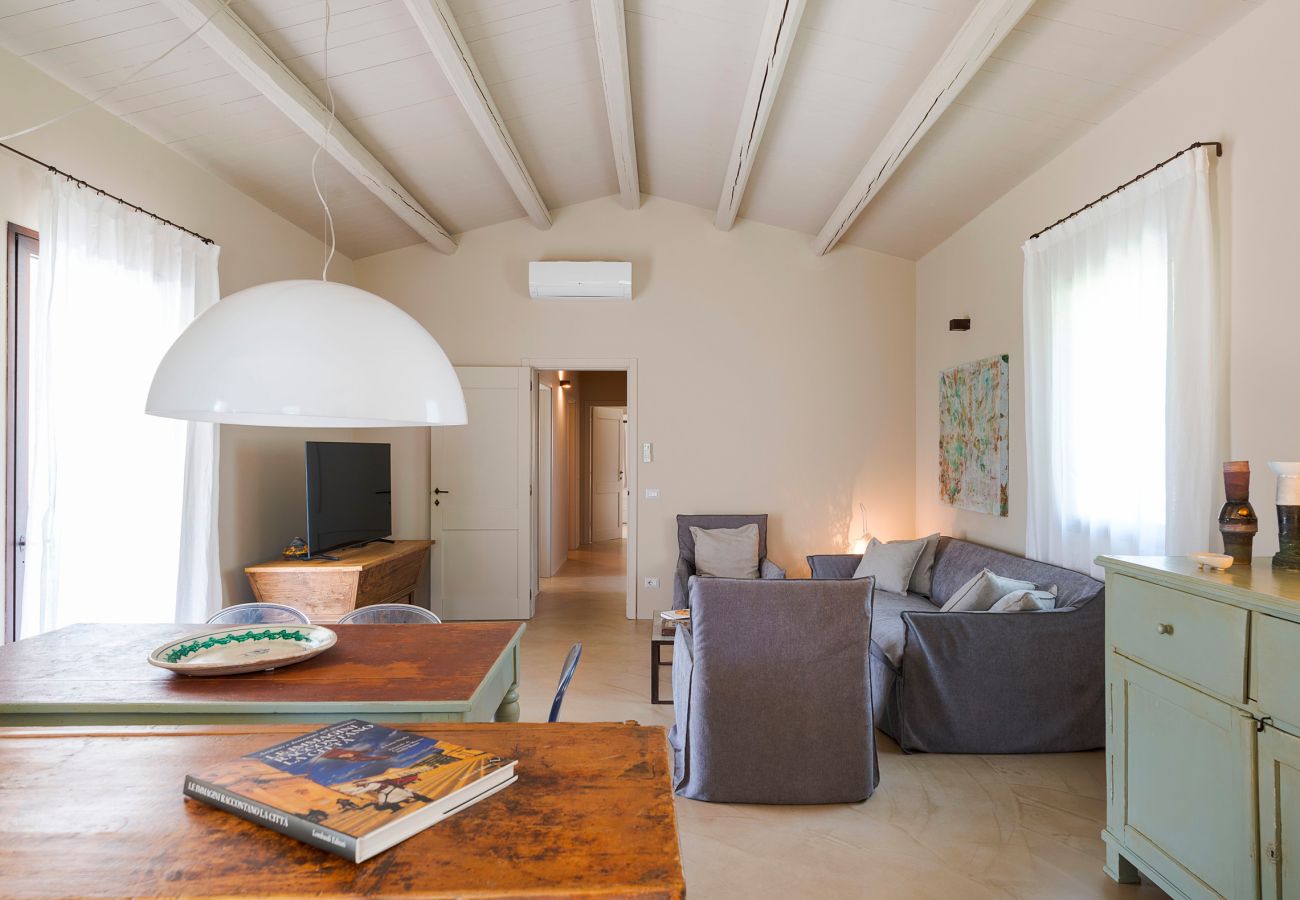 Villa a Scicli - Villa con terrazza e giardino privato. Piscina in comune. Scicli, Sicilia - Ulivi