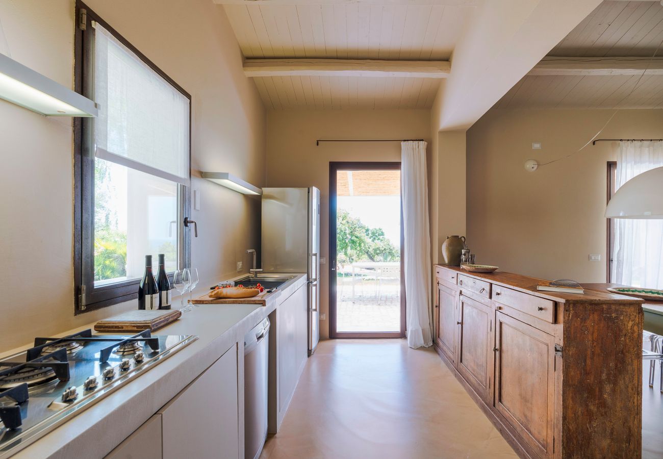 Villa a Scicli - Villa con terrazza e giardino privato. Piscina in comune. Scicli, Sicilia - Ulivi