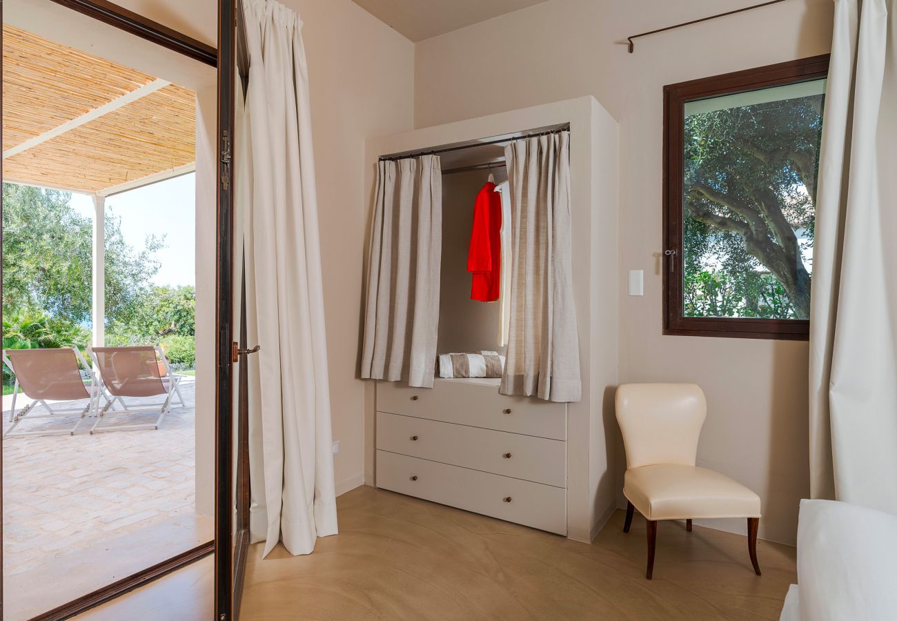 Villa a Scicli - Villa con terrazza e giardino privato. Piscina in comune. Scicli, Sicilia - Ulivi