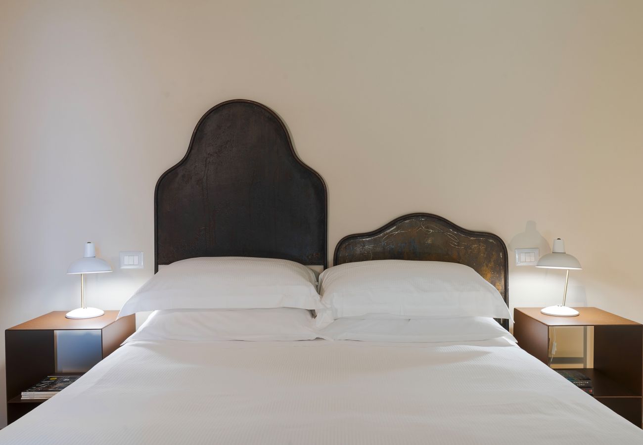 Villa a Scicli - Villa con terrazza e giardino privato. Piscina in comune. Scicli, Sicilia - Ulivi