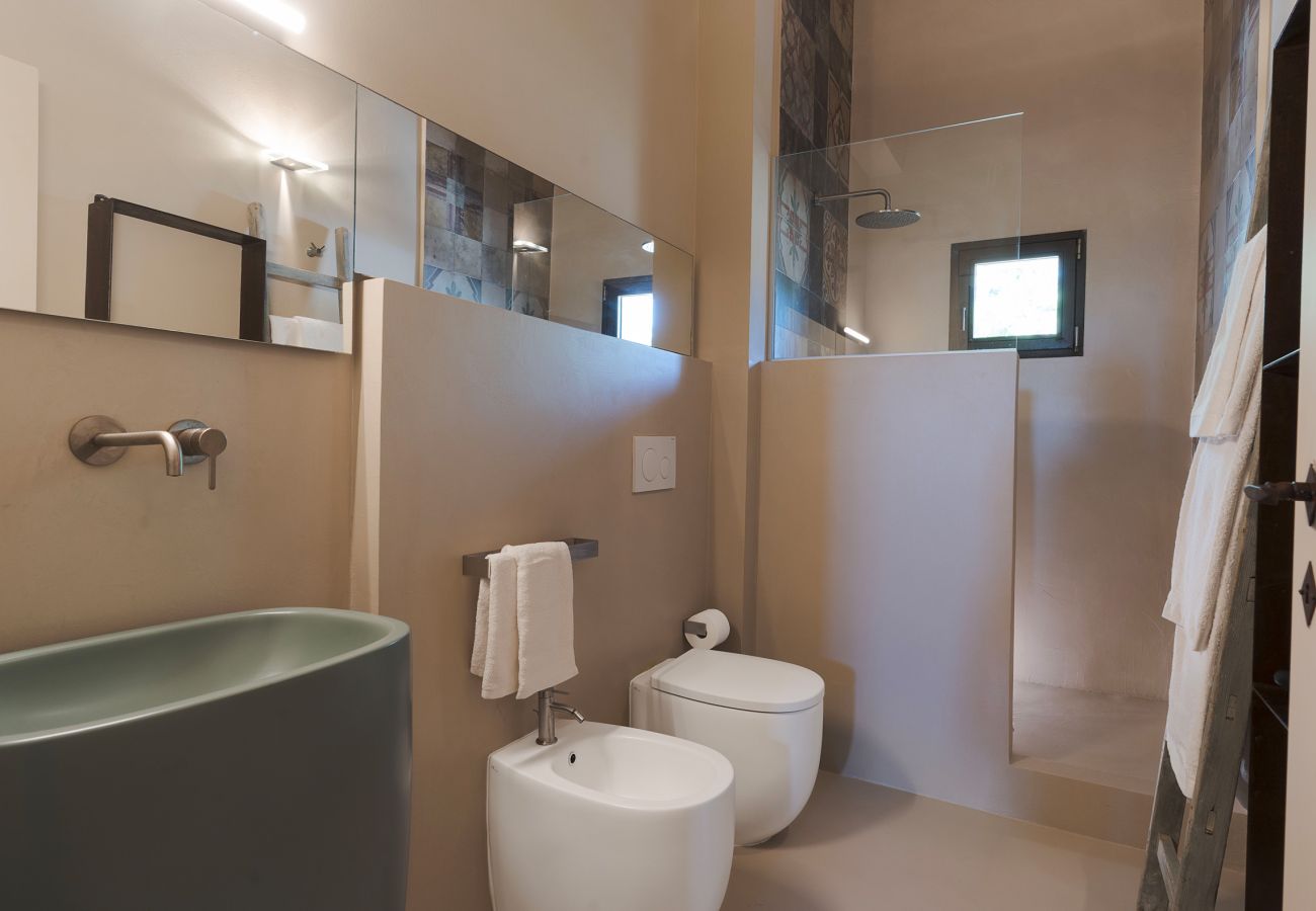 Villa a Scicli - Villa con terrazza e giardino privato. Piscina in comune. Scicli, Sicilia - Ulivi