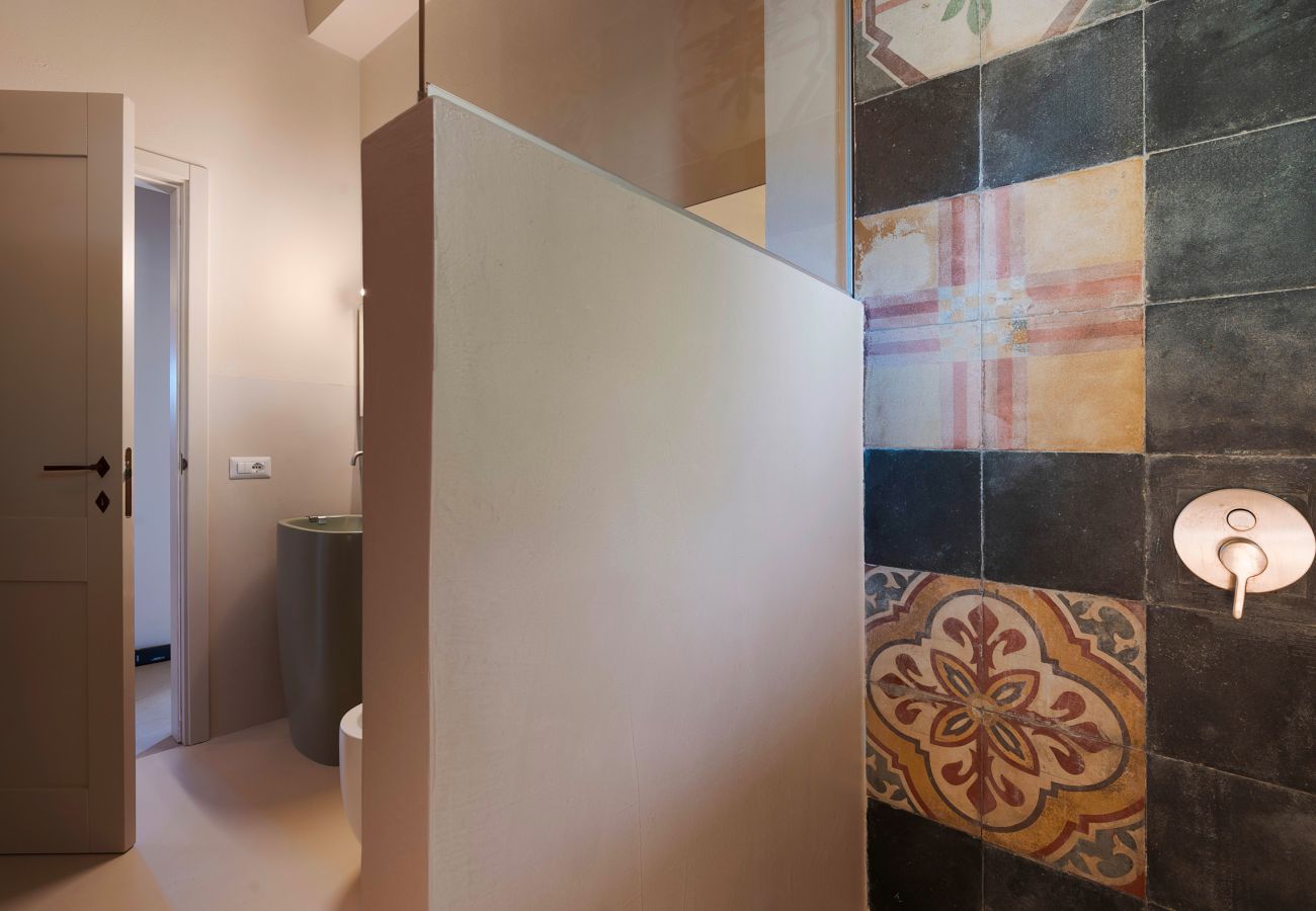 Villa a Scicli - Villa con terrazza e giardino privato. Piscina in comune. Scicli, Sicilia - Ulivi