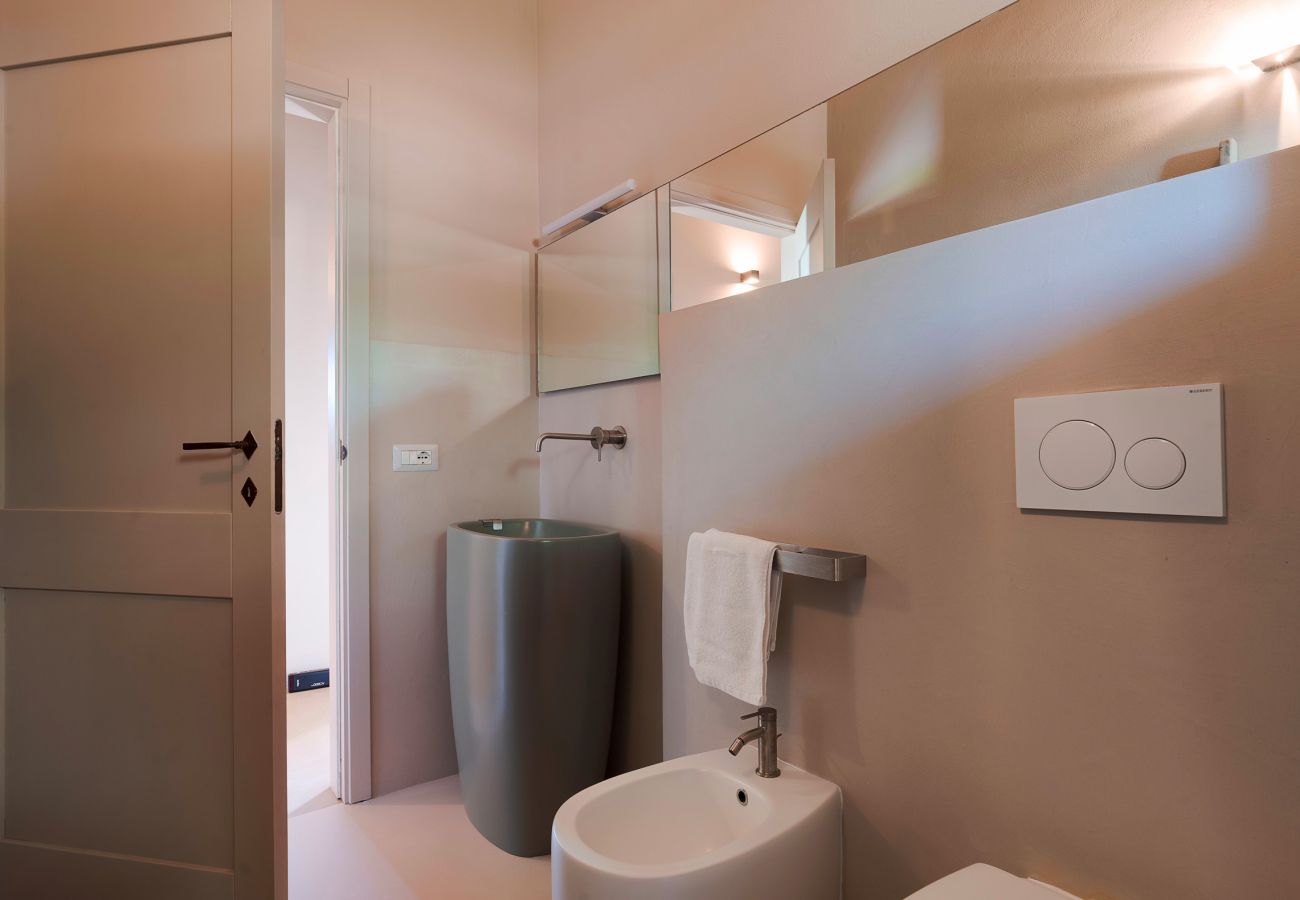 Villa a Scicli - Villa con terrazza e giardino privato. Piscina in comune. Scicli, Sicilia - Ulivi