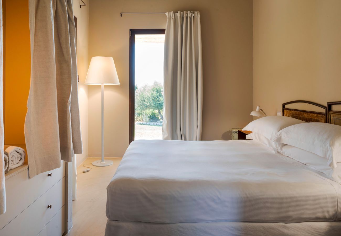 Villa a Scicli - Villa con terrazza e giardino privato. Piscina in comune. Scicli, Sicilia - Ulivi